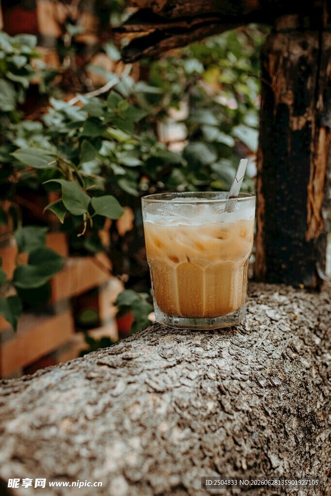 户外石台上的一杯冰咖啡