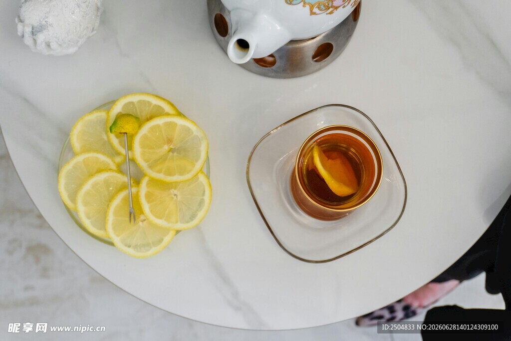 柠檬茶与茶具的清新组合