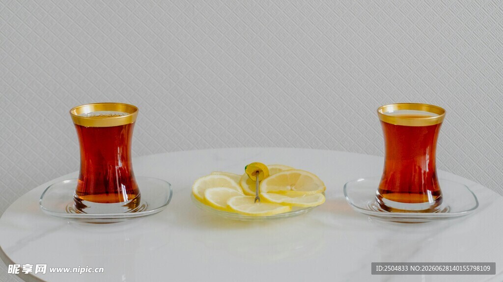 两杯红茶配柠檬片