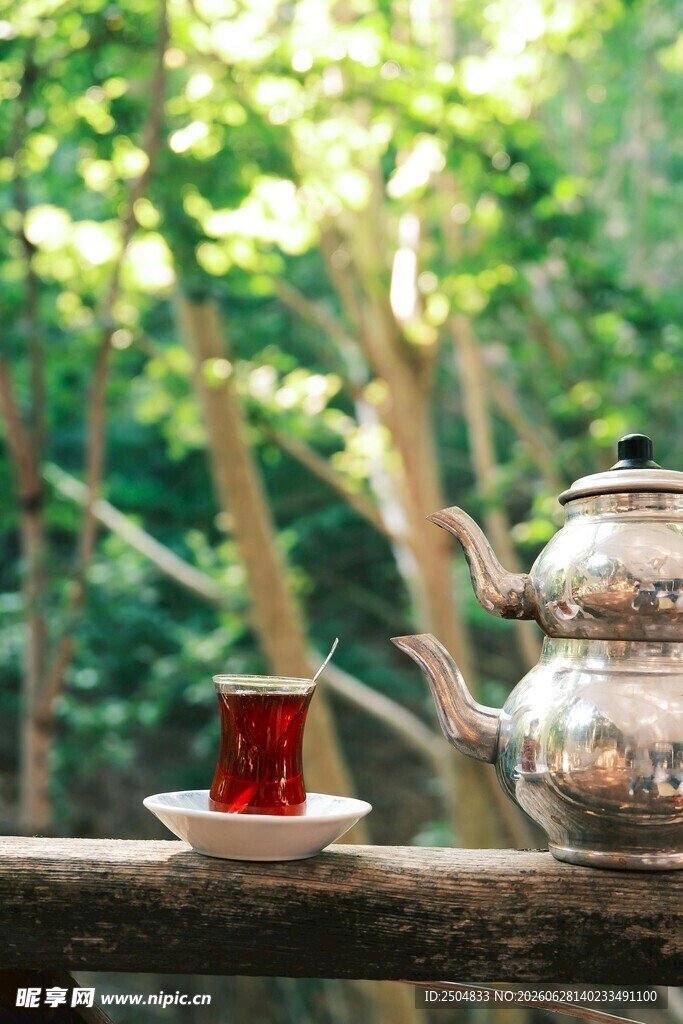 林间木桌上的茶壶与茶杯