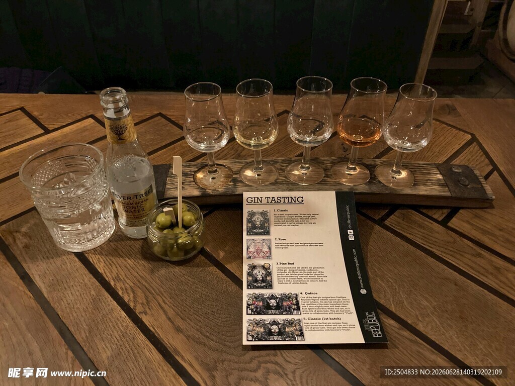 户外木质桌上的酒具组合