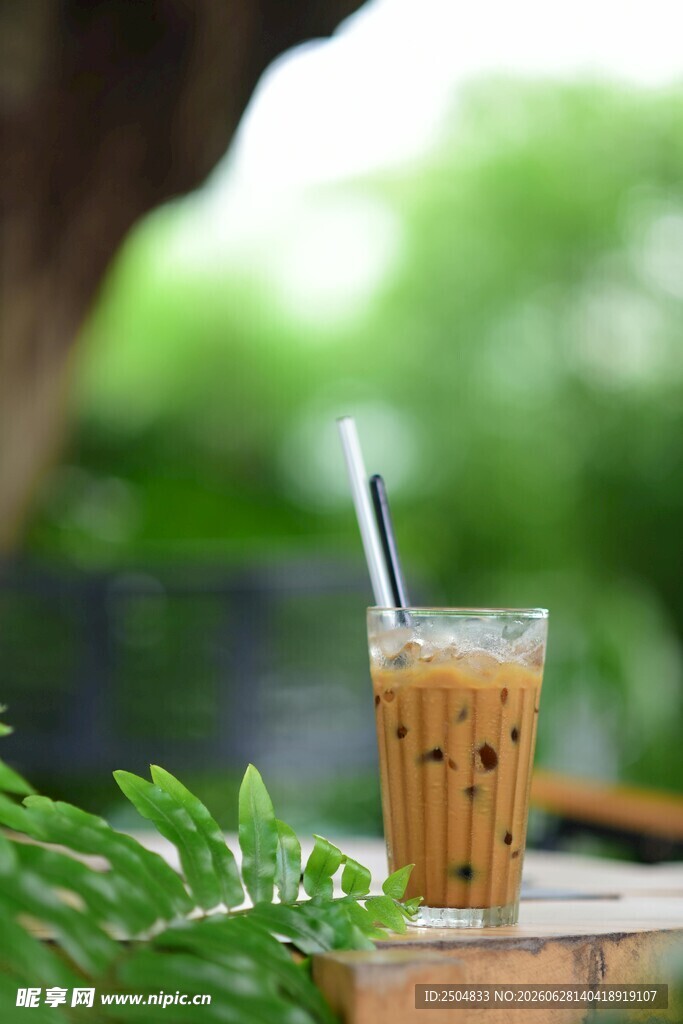 户外木桌上的珍珠奶茶