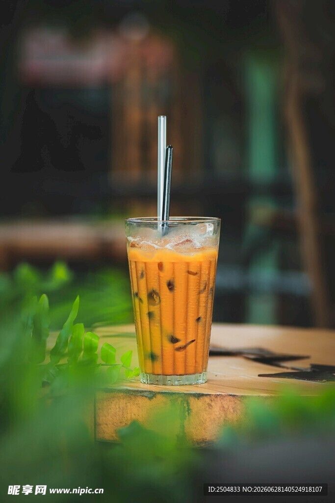 冰奶茶置于户外木桌