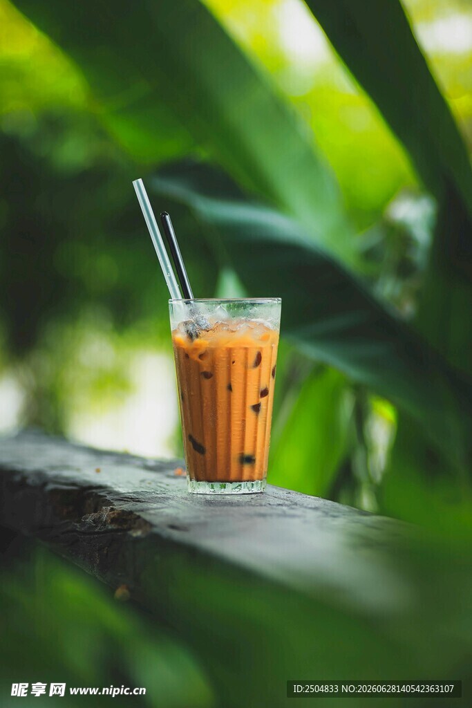 绿叶间的冰爽奶茶
