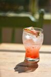 夏日清爽粉色气泡鸡尾酒