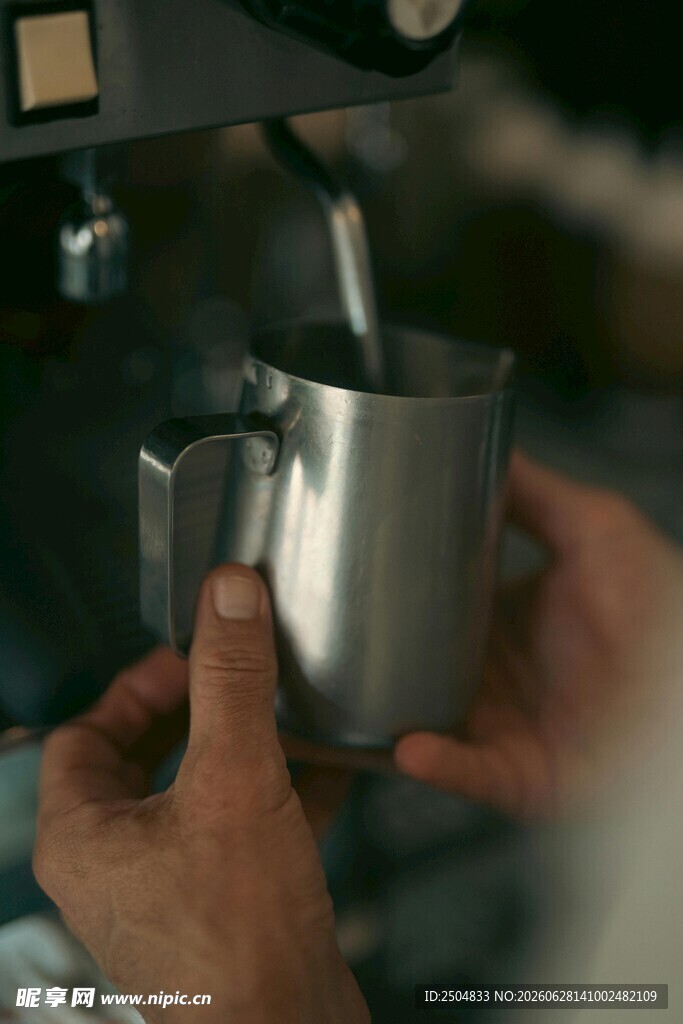 手持不锈钢杯倒液体