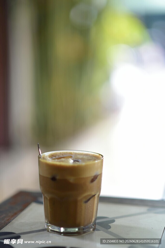 玻璃杯中诱人的冰咖啡