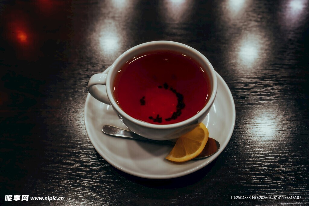 杯中红茶配橙片
