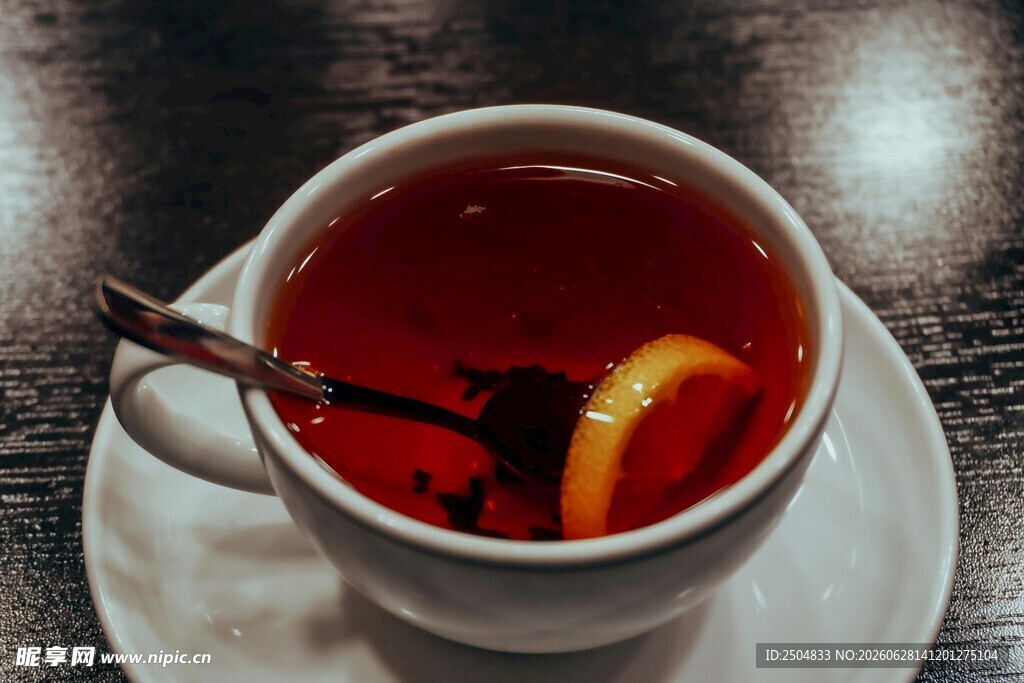 杯中热茶配橙片