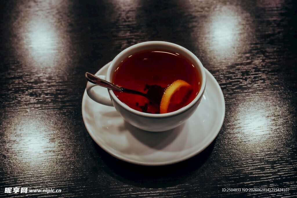 杯中热茶配橙片
