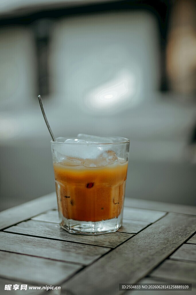 冰爽泰式奶茶置于桌台
