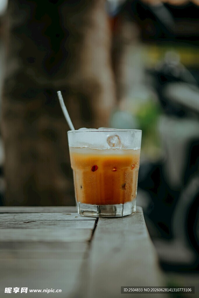 冰爽奶茶置于木桌之上