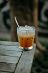 木桌上的冰奶茶饮品