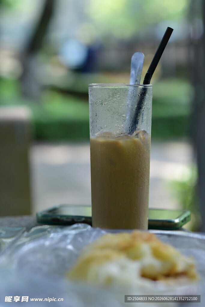 户外清凉奶茶与美味点心