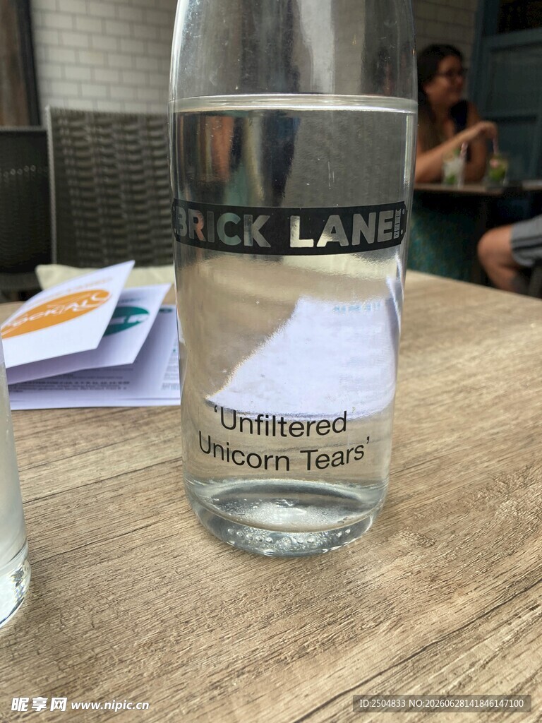 桌上的杰克丹尼威士忌酒瓶
