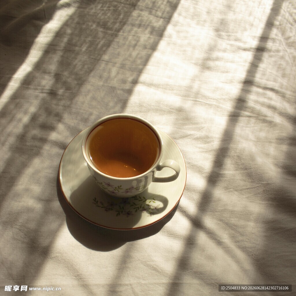 阳光下的静谧茶杯