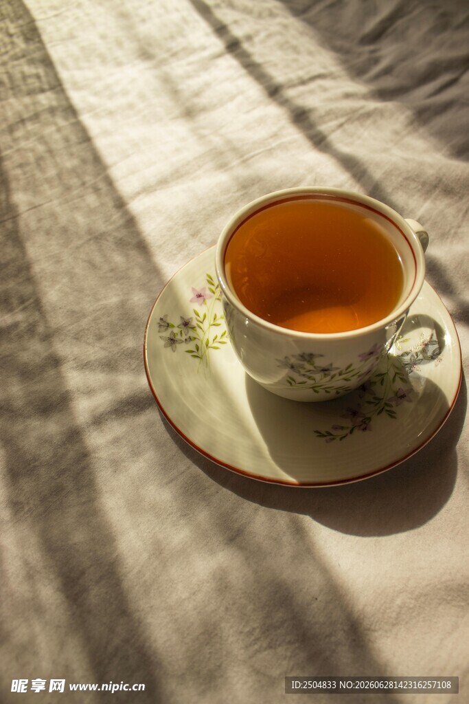 阳光下的精致茶杯与茶