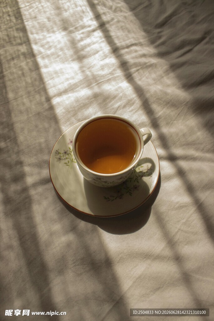 阳光下的温馨茶杯