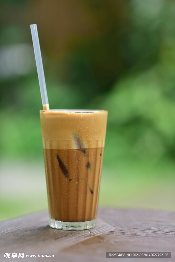 冰爽美味的抹茶拿铁饮品