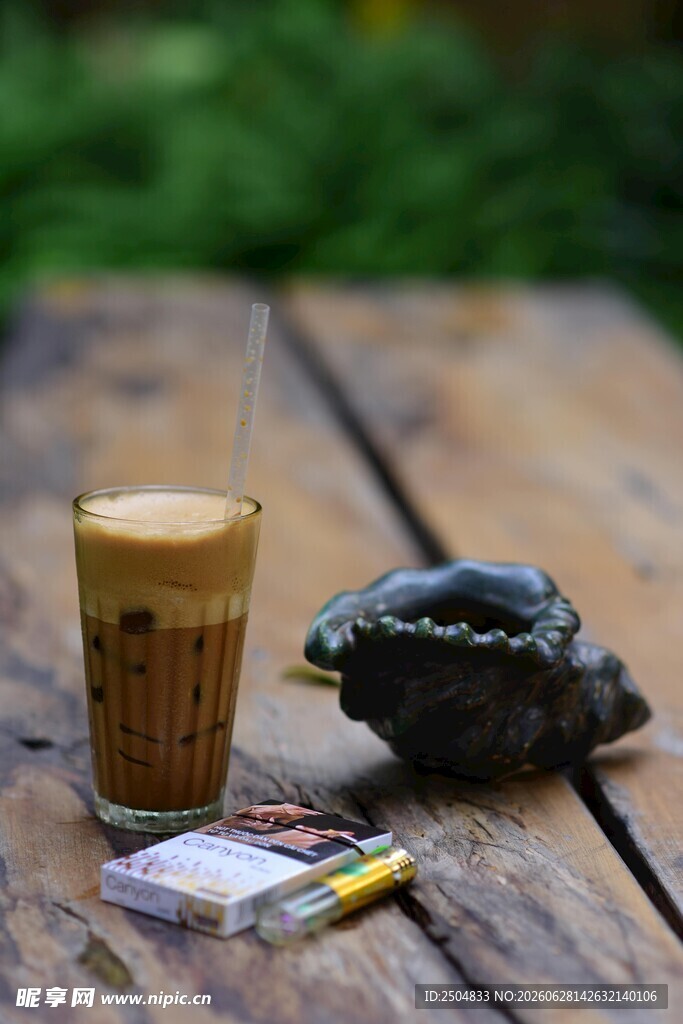 木桌上的咖啡与茶具摆件