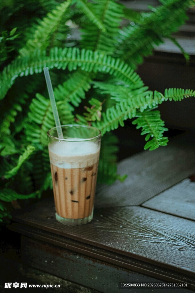 木桌上的清新茶饮与绿植
