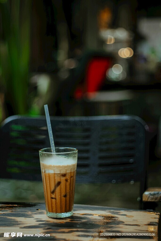 户外桌上的一杯冰咖啡