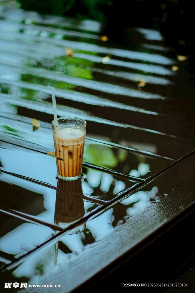 窗边桌上的一杯冰饮