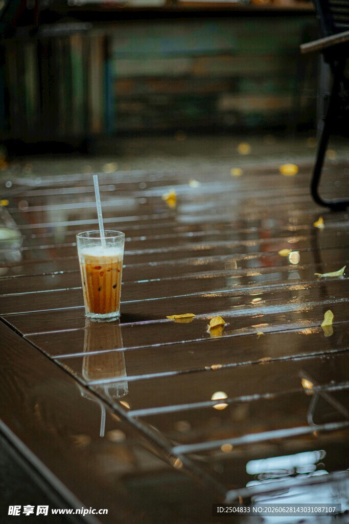 雨中露台的茶饮与雨滴