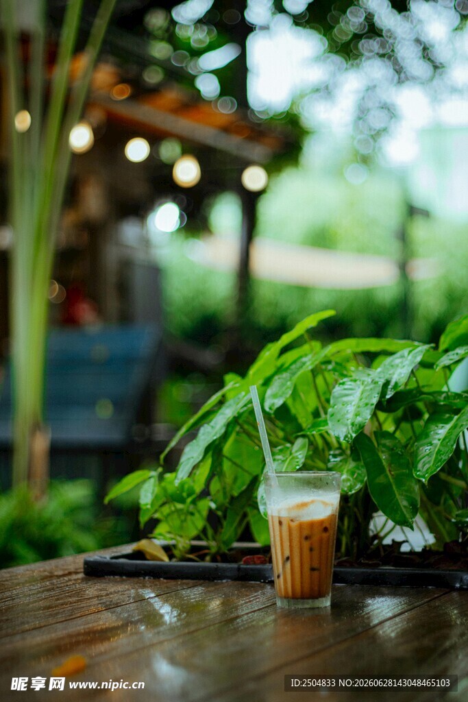户外木桌旁的清新茶饮