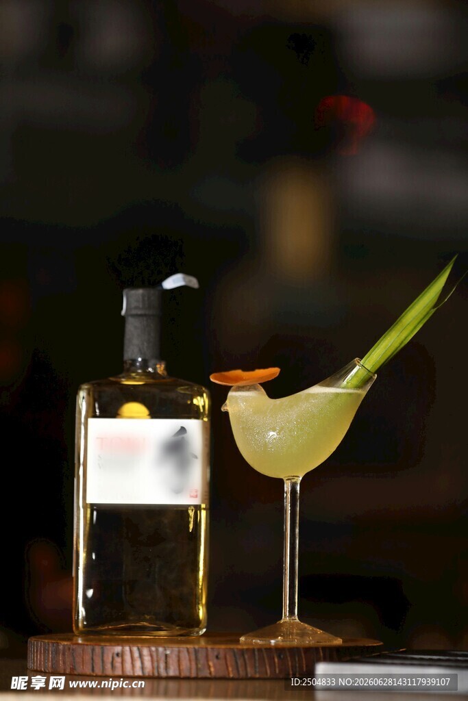 精致鸡尾酒与香水瓶摆拍