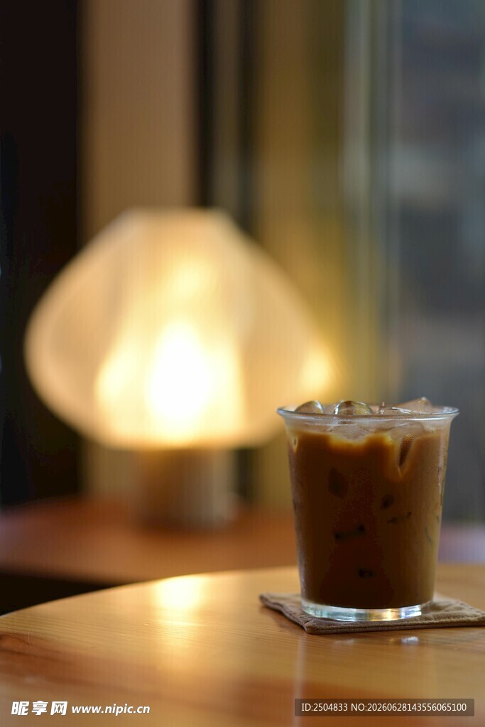 木桌上的一杯冰咖啡