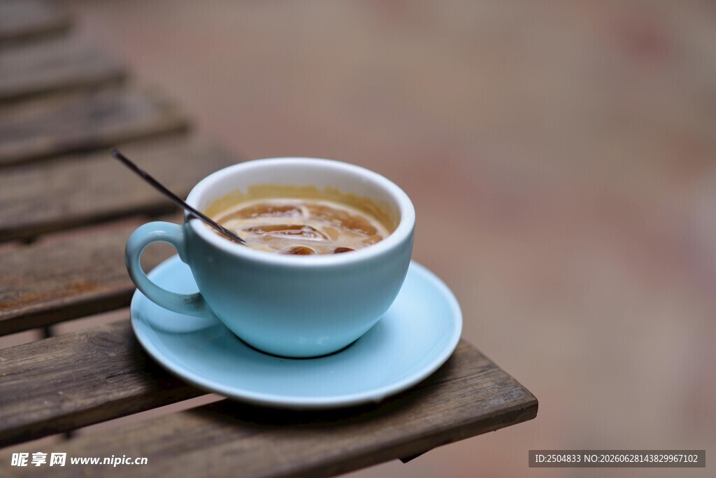 木桌上的蓝色咖啡杯