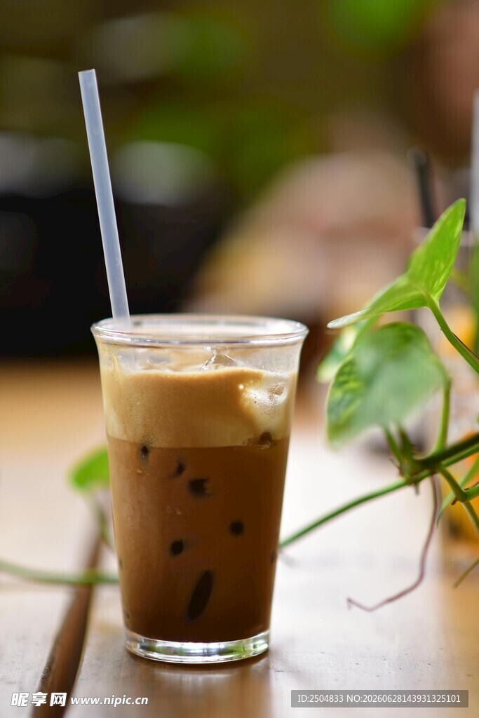 美味珍珠奶茶置于绿植旁