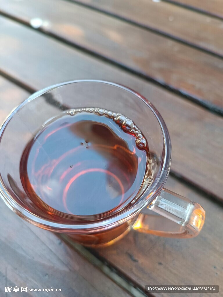 木桌上的透明玻璃杯热茶