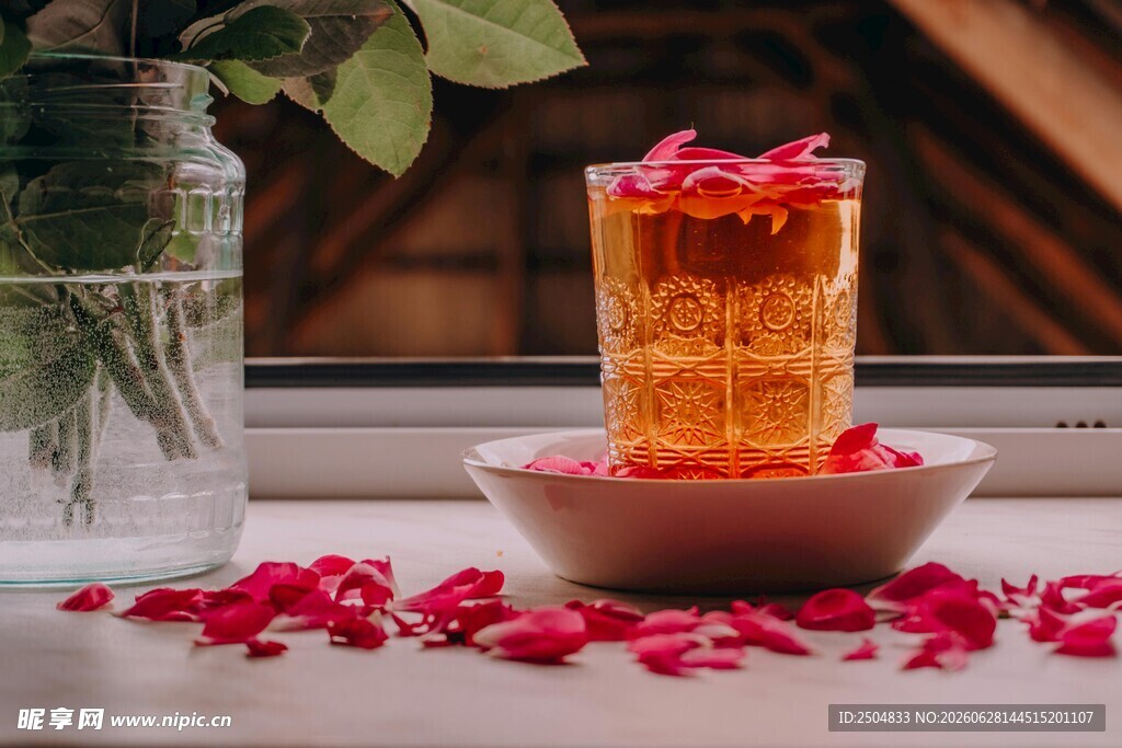 窗边花茶配玫瑰花瓣