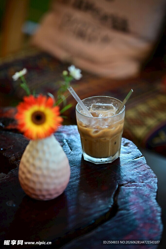 精致茶饮配小雏菊摆件