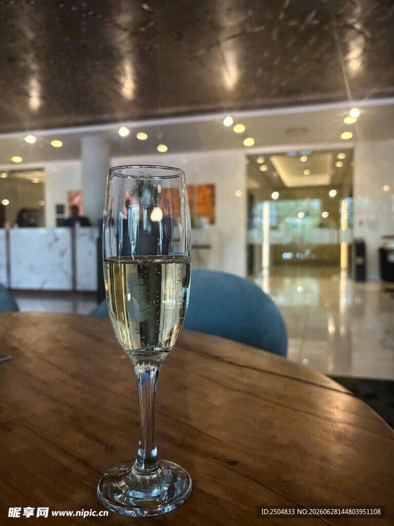 木桌上的香槟酒杯