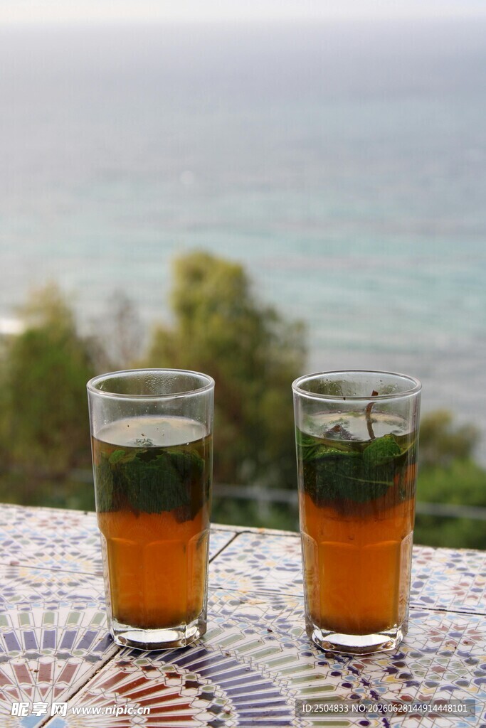 海边桌前的两杯薄荷茶