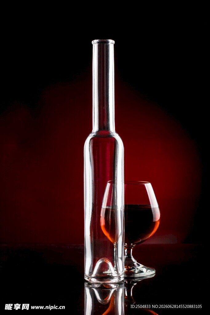 优雅酒瓶与红酒杯组合
