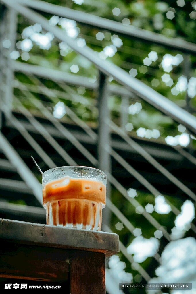 户外木台上的一杯咖啡