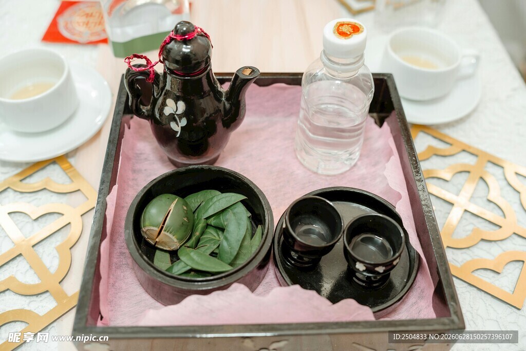 中式茶具托盘上的品茶组合