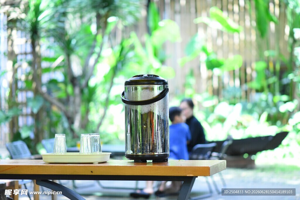 户外露营场景中的煮茶器具