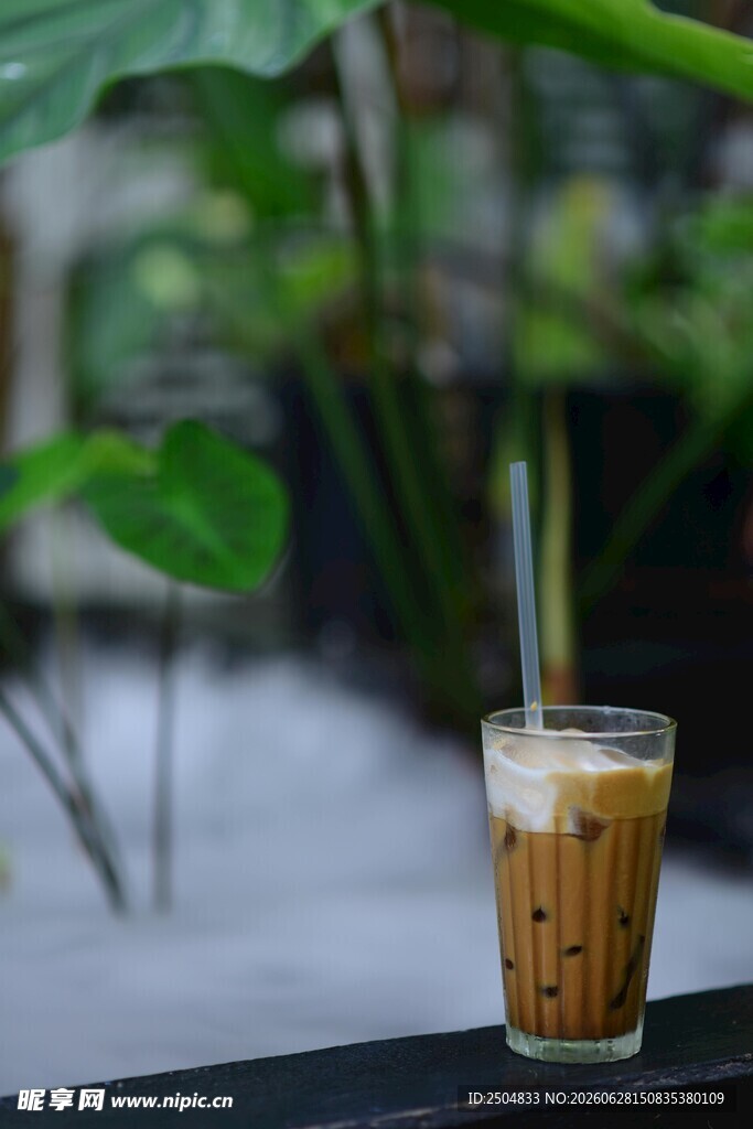 冰咖啡 绿植 饮品 杯子 窗台