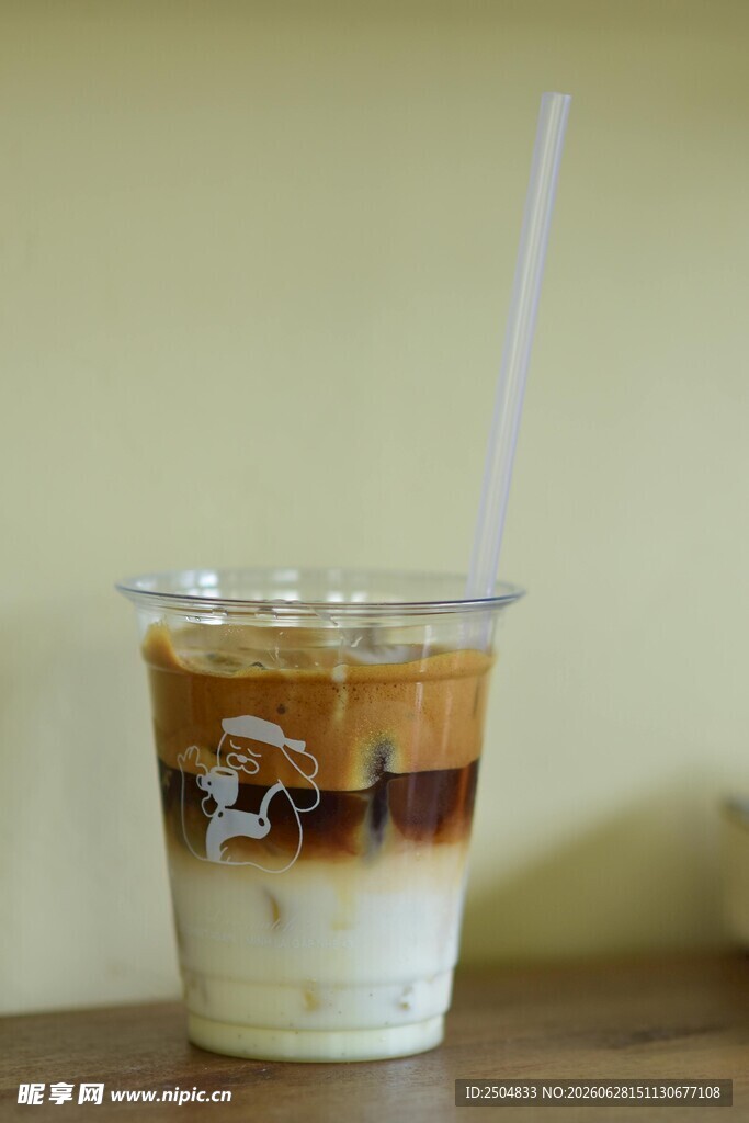 分层美味奶茶饮品