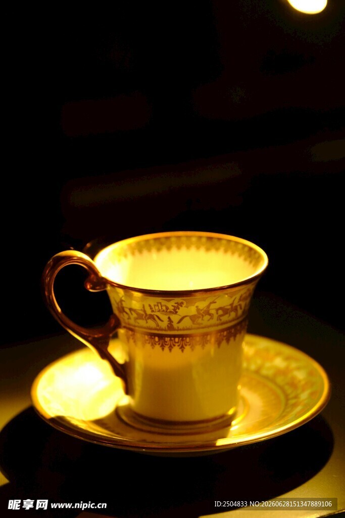 暖光下的精致茶杯