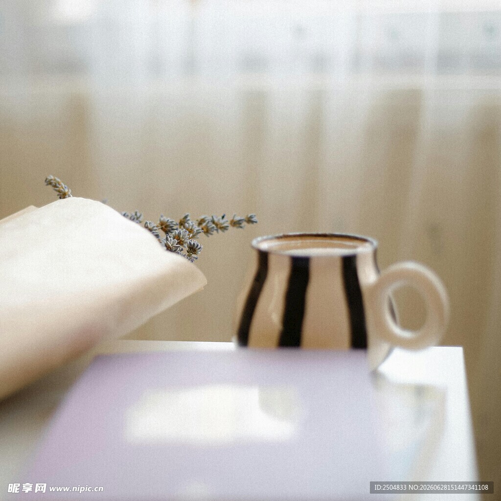 静谧桌面的书籍与咖啡杯