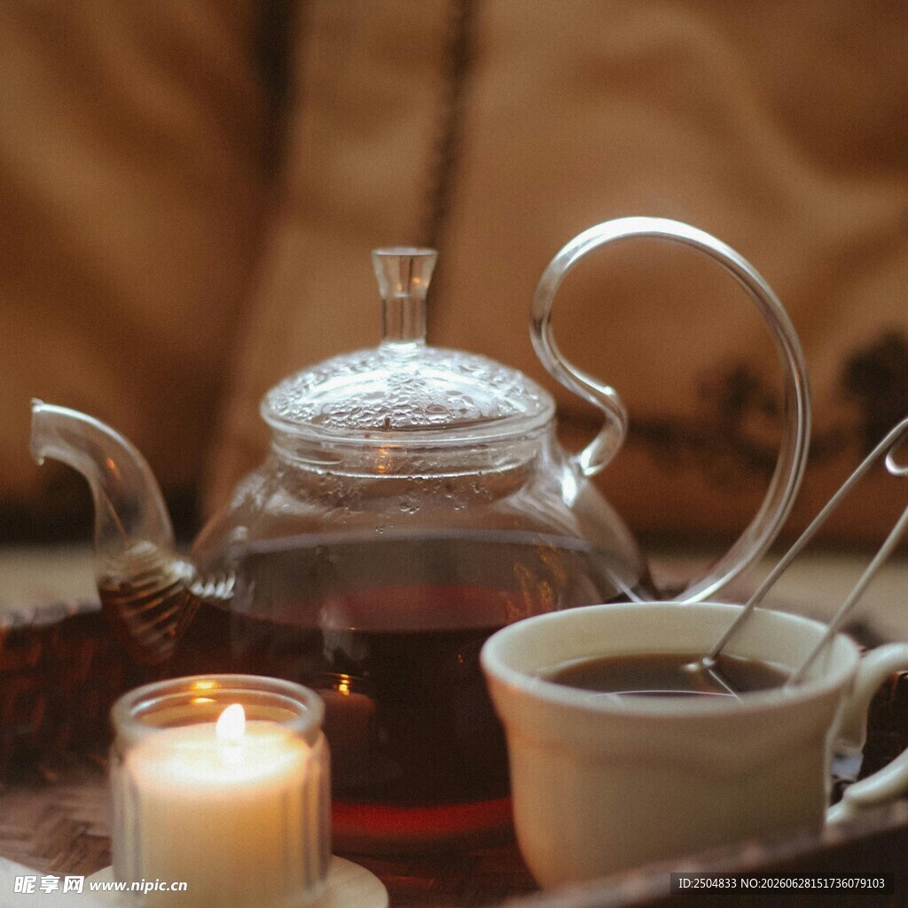 温馨烛光下的茶壶与茶杯