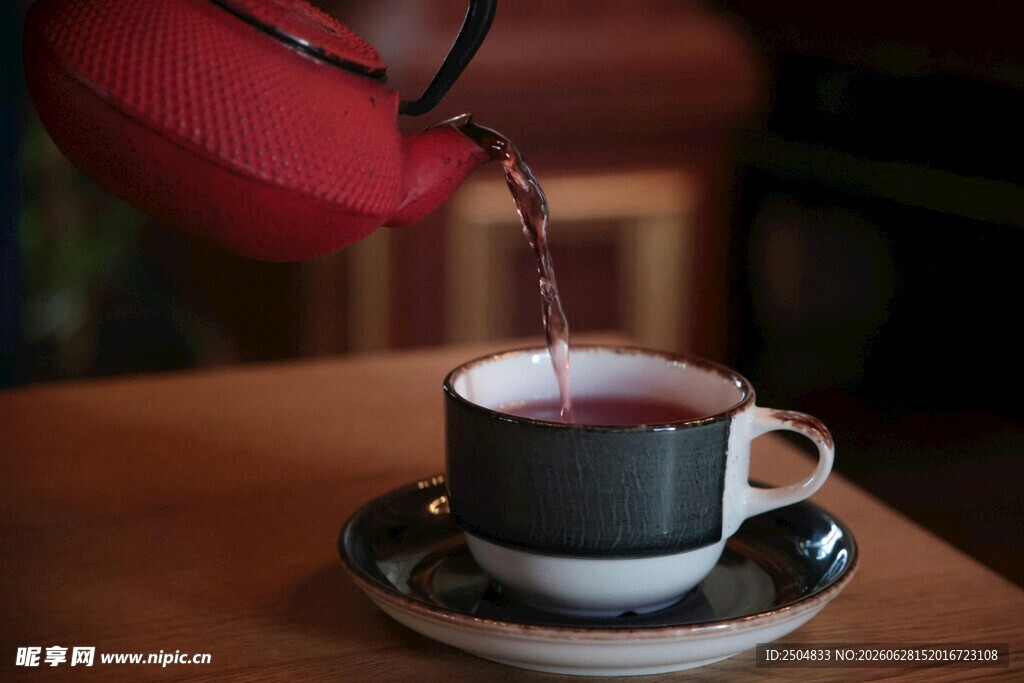 红壶倒茶入杯场景