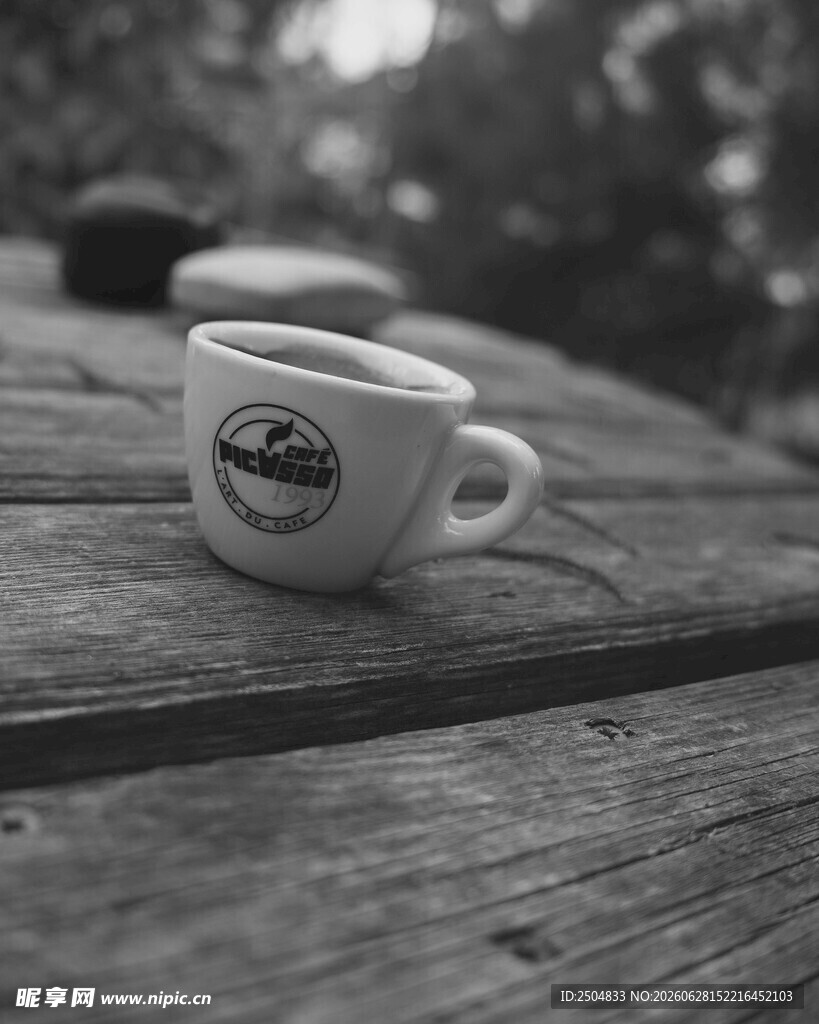木质桌上的迷你咖啡杯