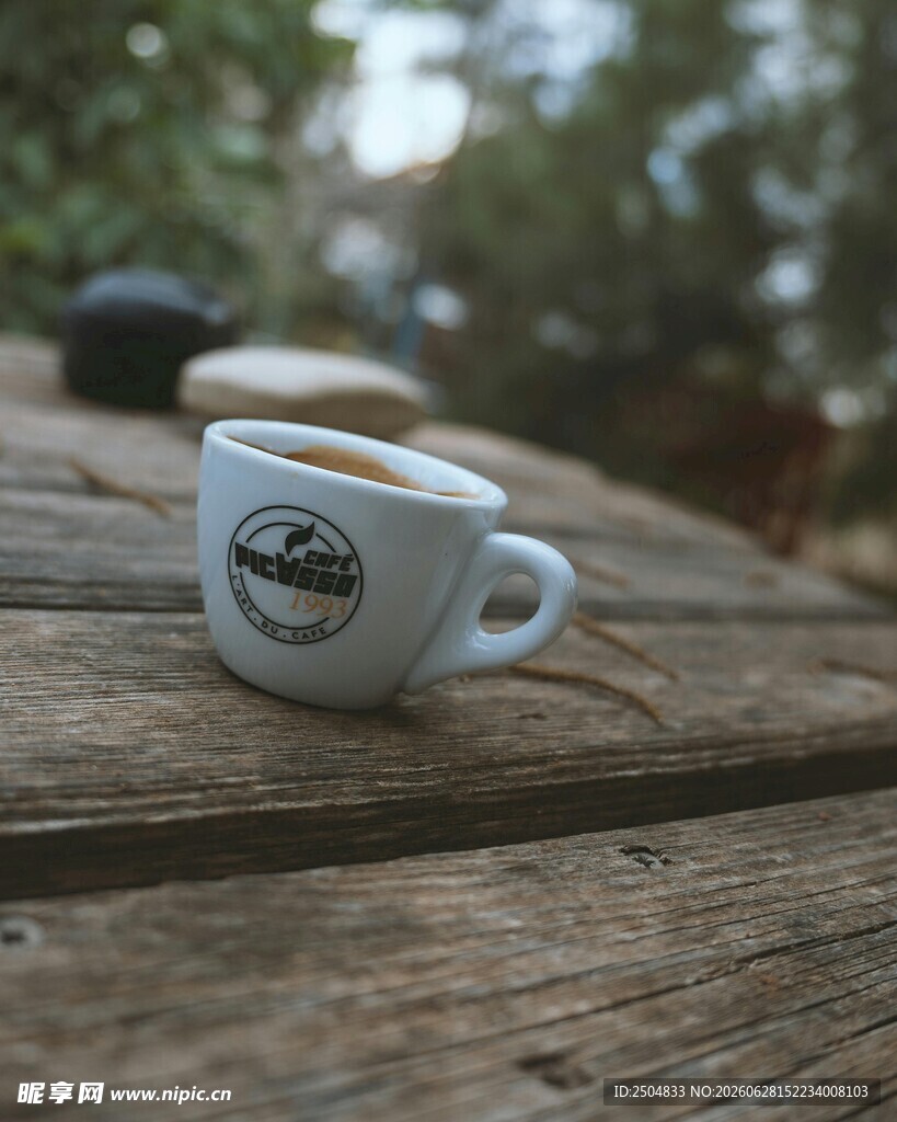 木质桌面的卡布奇诺小杯